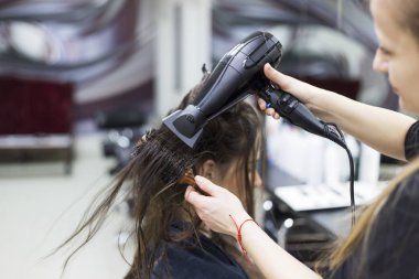 Saç kurutma kadında bir Kuaför Salonu