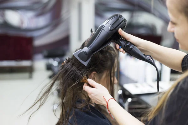 Mujer en una peluquería, secando el cabello — Foto de Stock