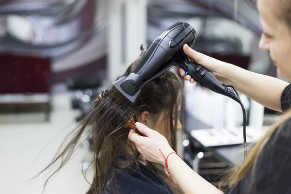 Femme dans un salon de coiffure, sèche-cheveux — Photo