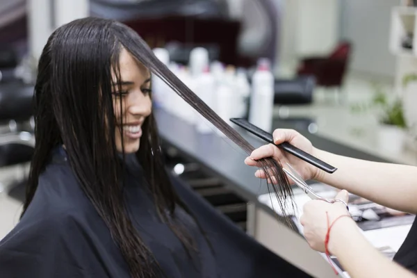 Женщина в парикмахерской, стрижка — стоковое фото