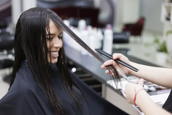 Mujer en una peluquería, Corte de pelo — Foto de Stock