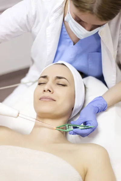 Woman receiving facial beauty treatment — Stock Photo, Image