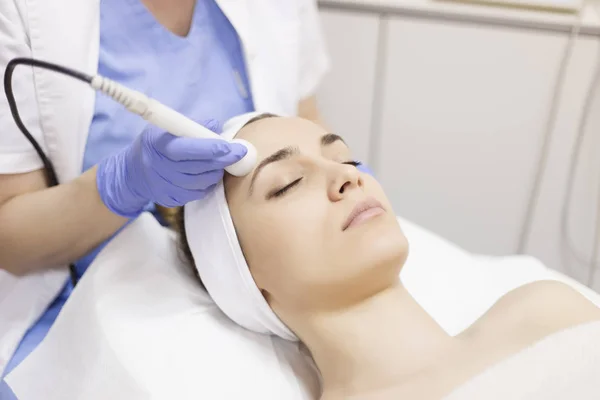 Woman receiving facial beauty treatment — Stock Photo, Image