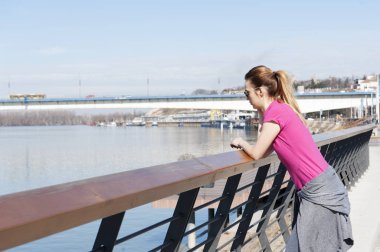 Köprü cep telefonuyla konuşmaya kadın