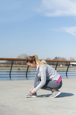 Spor ayakkabı bağlama