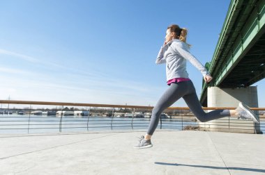 Köprüde çalışan kadın