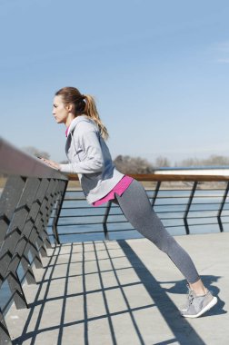 Genç kadın çalıştırdıktan sonra germe