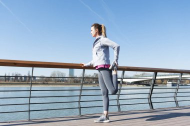 Genç kadın çalıştırdıktan sonra germe