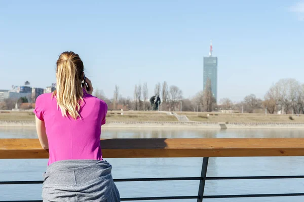 Mulher na ponte conversando no celular — Fotografia de Stock