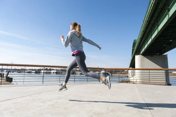 橋の上を走っている女性 — ストック写真