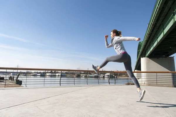 橋の上を走っている女性 — ストック写真