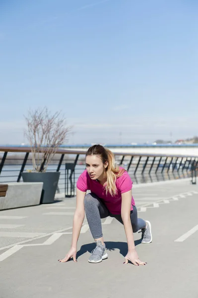 Женщина бежит по мосту — стоковое фото