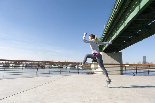 Γυναίκα που τρέχει στη γέφυρα — Φωτογραφία Αρχείου