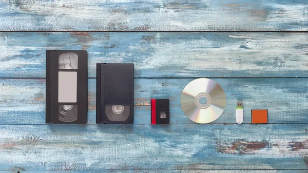 Cassetes de vídeo, cassetes de áudio e USB, flash drive — Fotografia de Stock
