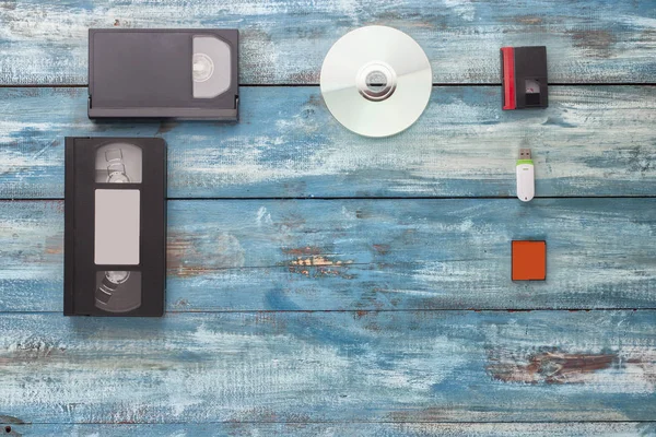 Відеокасети, аудіокасети та USB, флеш-накопичувач — стокове фото