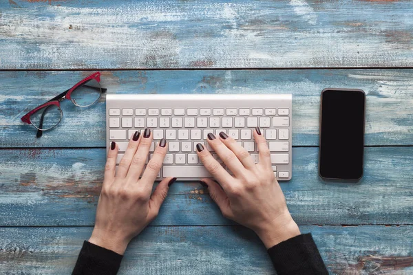 Frau tippt mit den Händen auf der Tastatur — Stockfoto