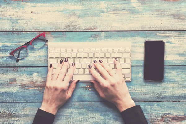 Frau tippt mit den Händen auf der Tastatur — Stockfoto