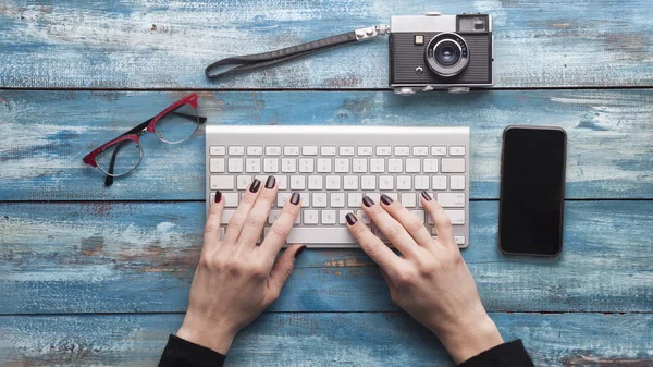 Woman hands typing on the keyboard — Stock Photo, Image