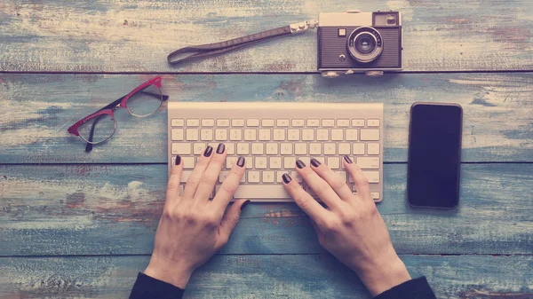 Manos de mujer escribiendo en el teclado — Foto de Stock