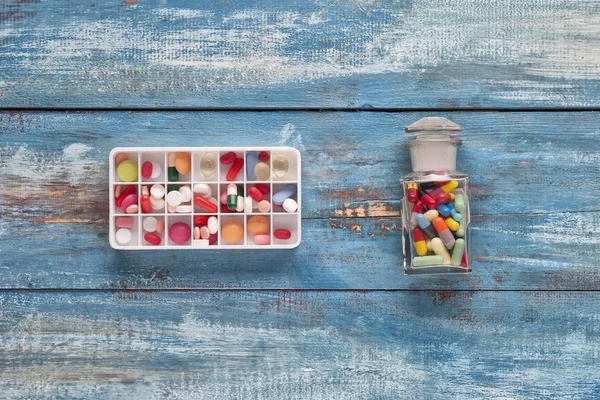 Caixa e frasco com medicamentos — Fotografia de Stock