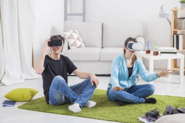 Oturma odasında Vr gözlüklü gençler