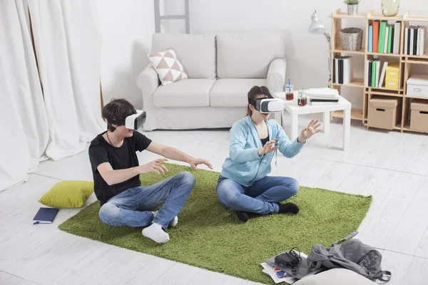 Teenagers with VR glasses in living room — Stock Photo, Image
