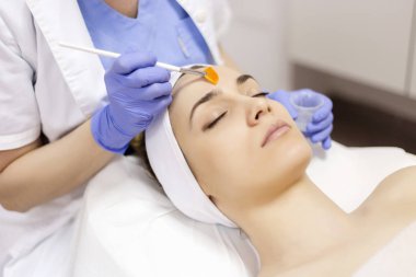 yüz peeling maskesi uygulama