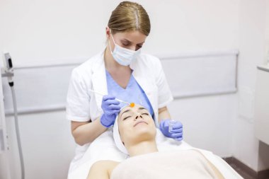 yüz peeling maskesi uygulama