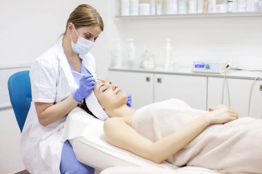 yüz peeling maskesi uygulama