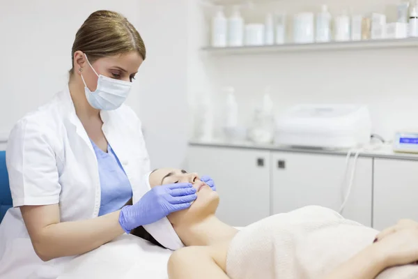 Limpeza facial da pele — Fotografia de Stock