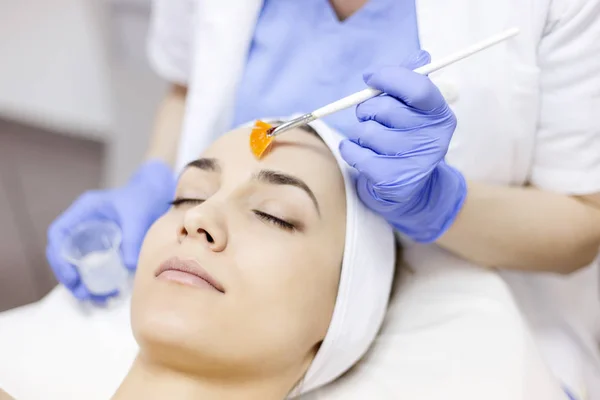yüz peeling maskesi uygulama