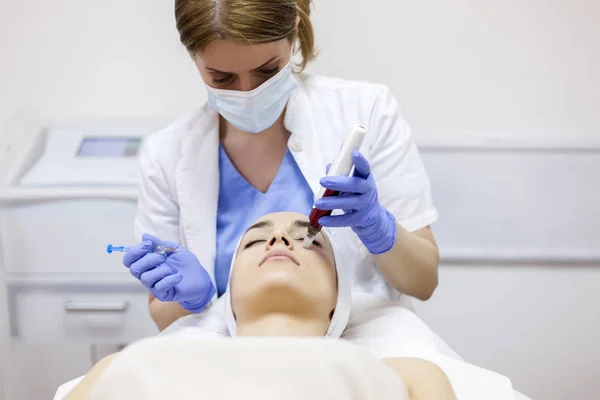 Mesotherapy med ett intrakutant hyaluronsyra formulering för hudföryngring — Stockfoto