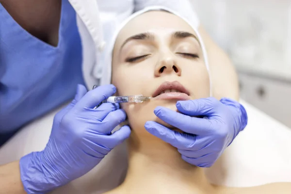 Woman receiving Botox injection — Stock Photo, Image