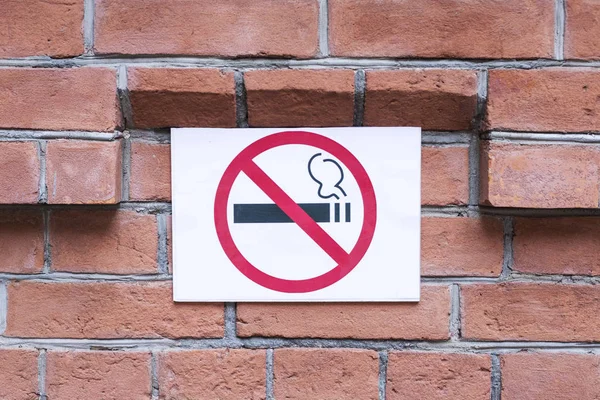 Výstraha-zákaz kouření na cihlovou zeď — Stock fotografie