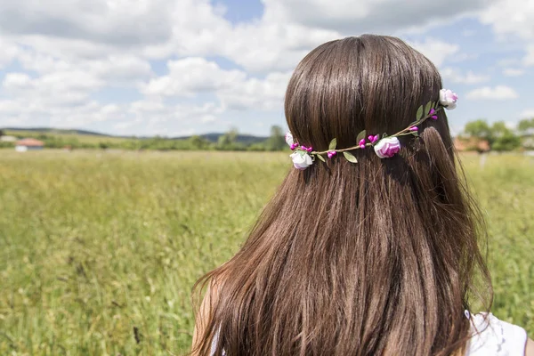 Bella ragazza nel campo estivo — Foto Stock