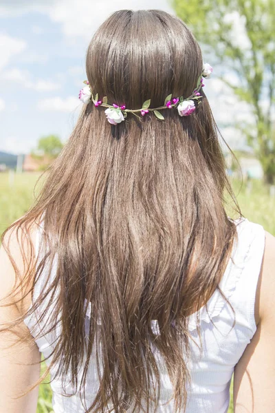 Beautiful young girl in summer field — Stock Photo, Image