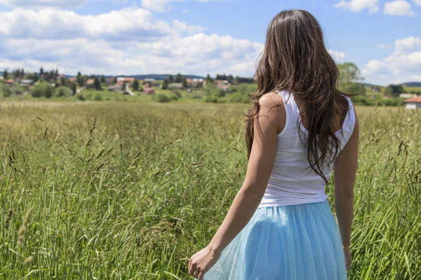 Felice e godendo giovane donna su un prato — Foto Stock