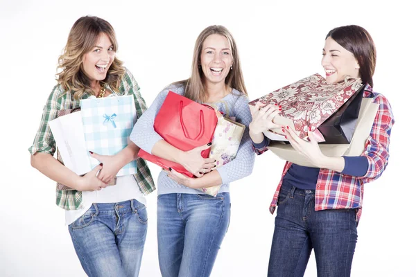 Gelukkig vrouwen glimlachend met shopping tassen — Stockfoto