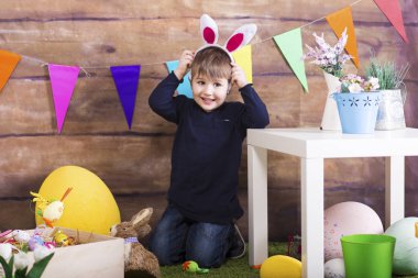 Paskalya gününde oynarken mutlu bebek çocuk