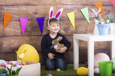 Paskalya gününde oynarken mutlu bebek çocuk