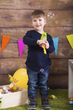 Sabun köpüğü oynarken ile küçük çocuk