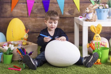 Paskalya gününde oynarken mutlu bebek çocuk