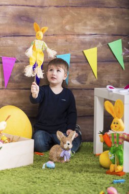 Paskalya gününde oynarken mutlu bebek çocuk