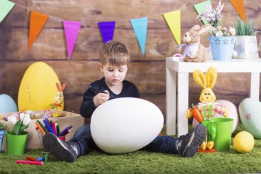 Paskalya gününde oynarken mutlu bebek çocuk