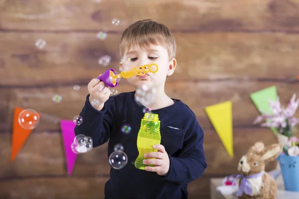 Menino com bolhas de sabão brincando — Fotografia de Stock