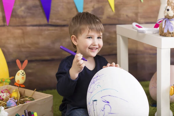 Niño feliz jugando el día de Pascua —  Fotos de Stock