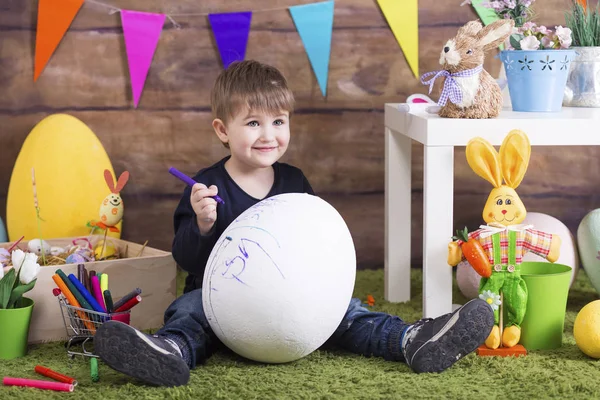 Niño feliz jugando el día de Pascua — Foto de Stock