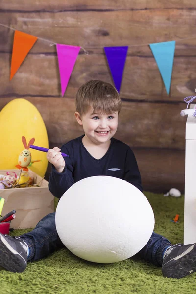 Paskalya gününde oynarken mutlu bebek çocuk — Stok fotoğraf