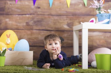 Paskalya gününde oynarken mutlu bebek çocuk