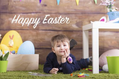 Paskalya gününde oynarken mutlu bebek çocuk